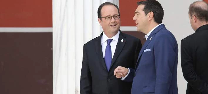 Ο Ολαντ μιλά για τον Τσίπρα και το δημοψήφισμα: Ο γιακάς ανοιχτός, αγγλικά με ελληνική προφορά και…